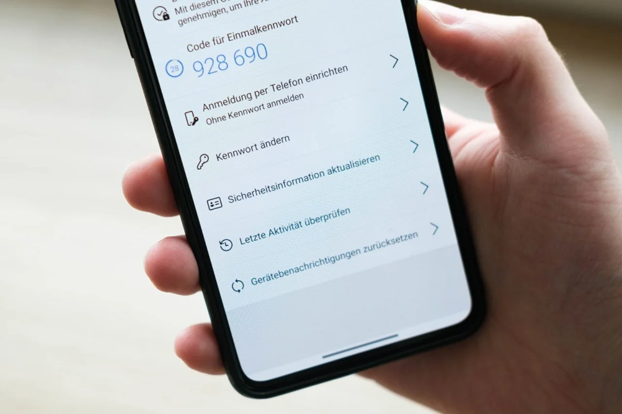 Smartphone Display mit Multifaktor-Authentifizierung bei Schäfer Shop.