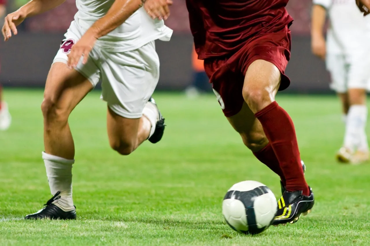 Männer beim Fußballspielen