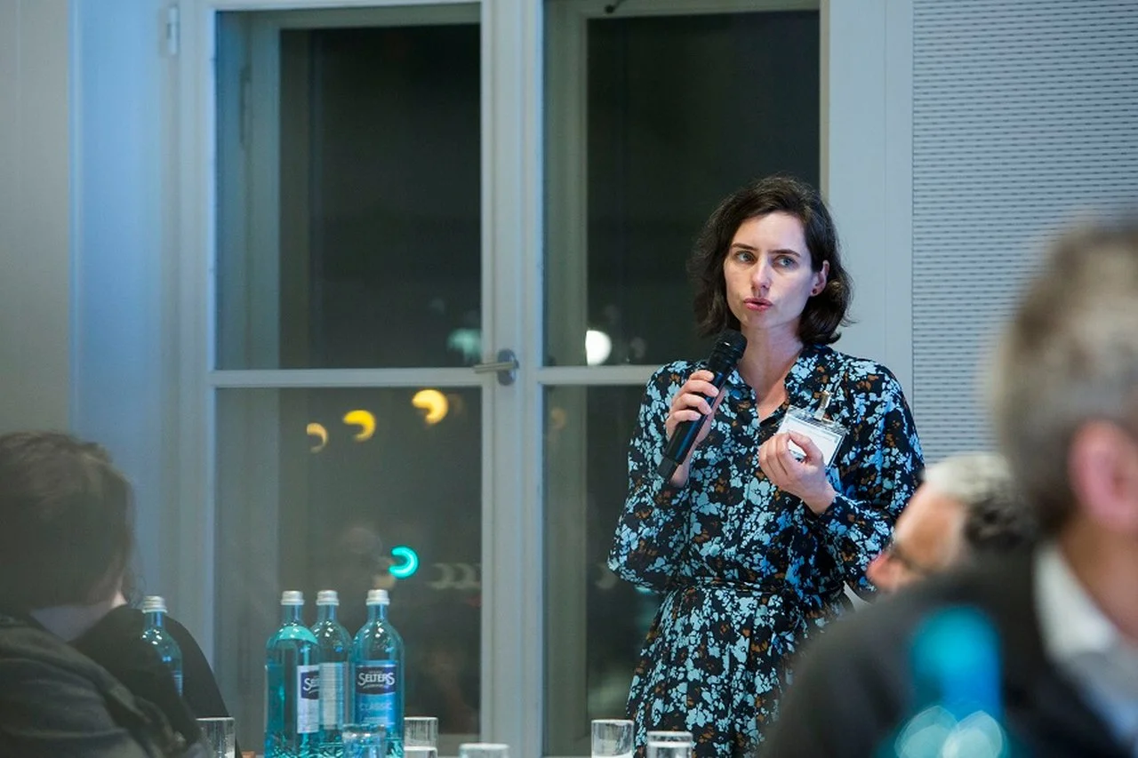 Rebecca-tauer-speaking--rebecca-tauer-sprechend.jpg