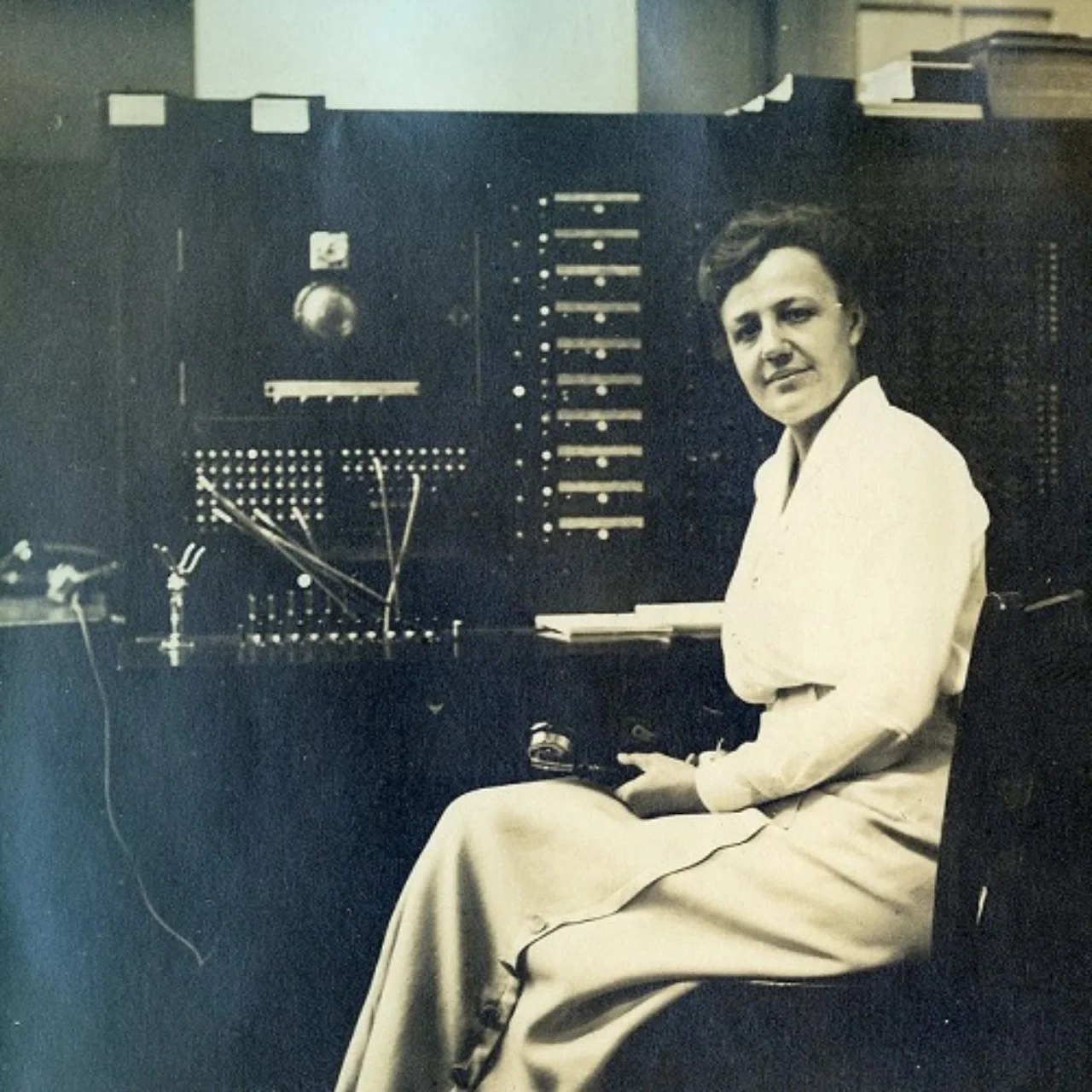 Female telephone operator 1910
