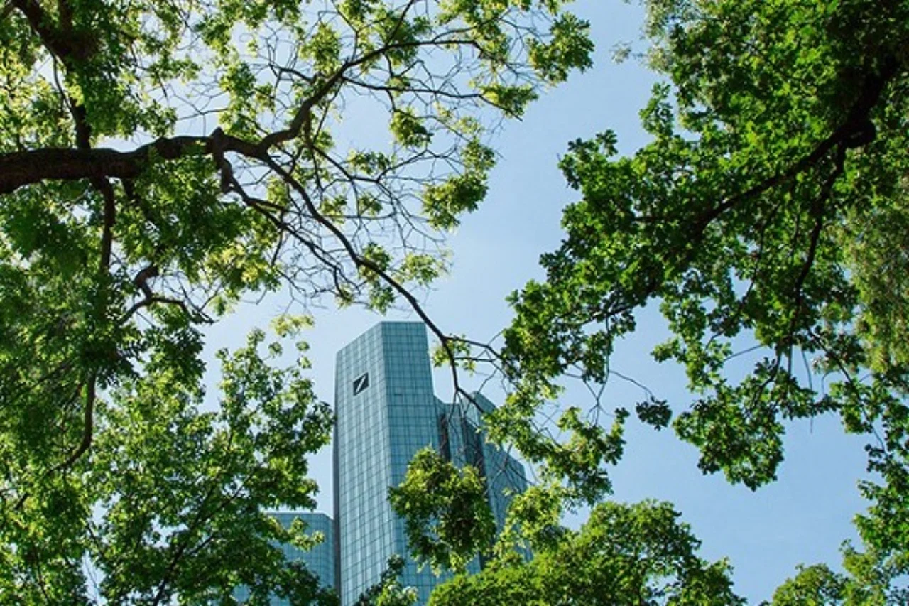 Konzernzentrale der Deutschen Bank, gesehen durch grüne Baumzweige