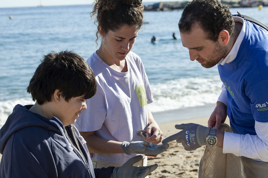 Diskussion bei einer Strandsäuberungsaktion in Barcelona