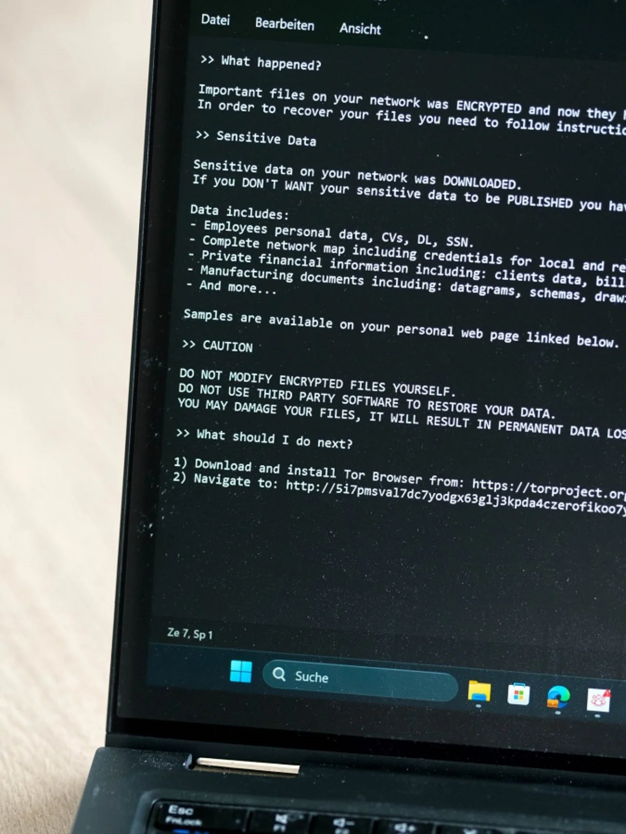 Laptop screen with extortion letter (c) Heinrich Holtgreve Ostkreuz