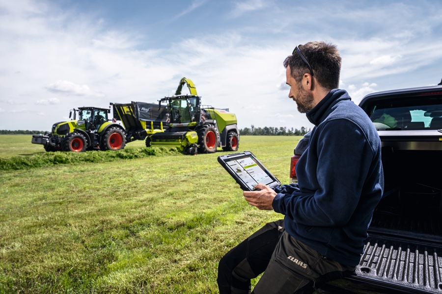 Claas tablet controls the work at the edge of the field