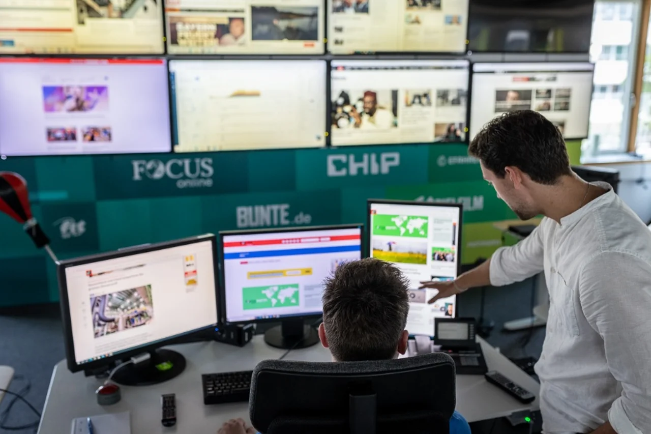 BurdaForward Arbeit an Bildschirmen in der Redaktion