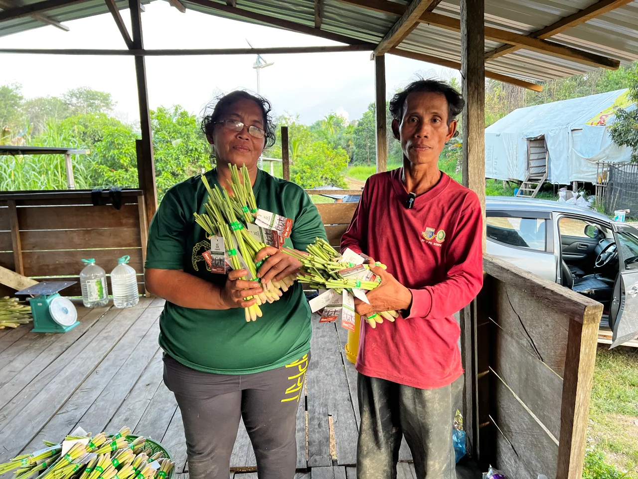 Jamida and his wife with lemongrass