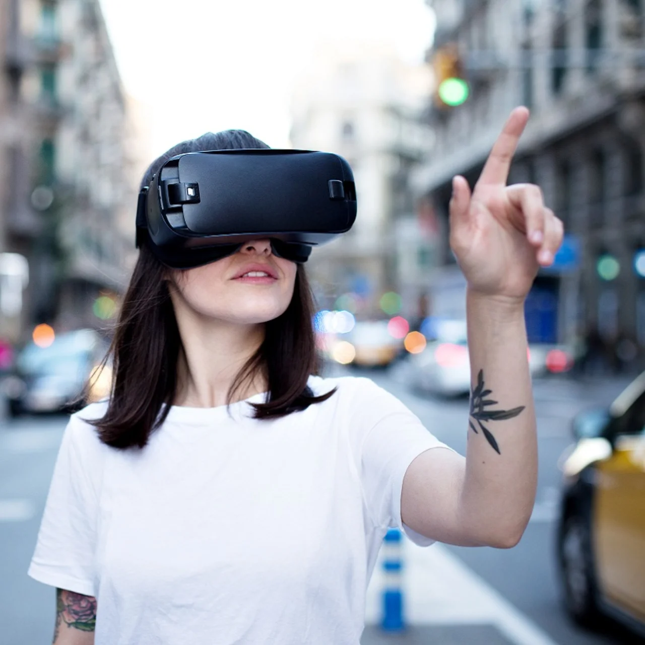 Frau mit VR Brille beim Einkaufen in der Stadt