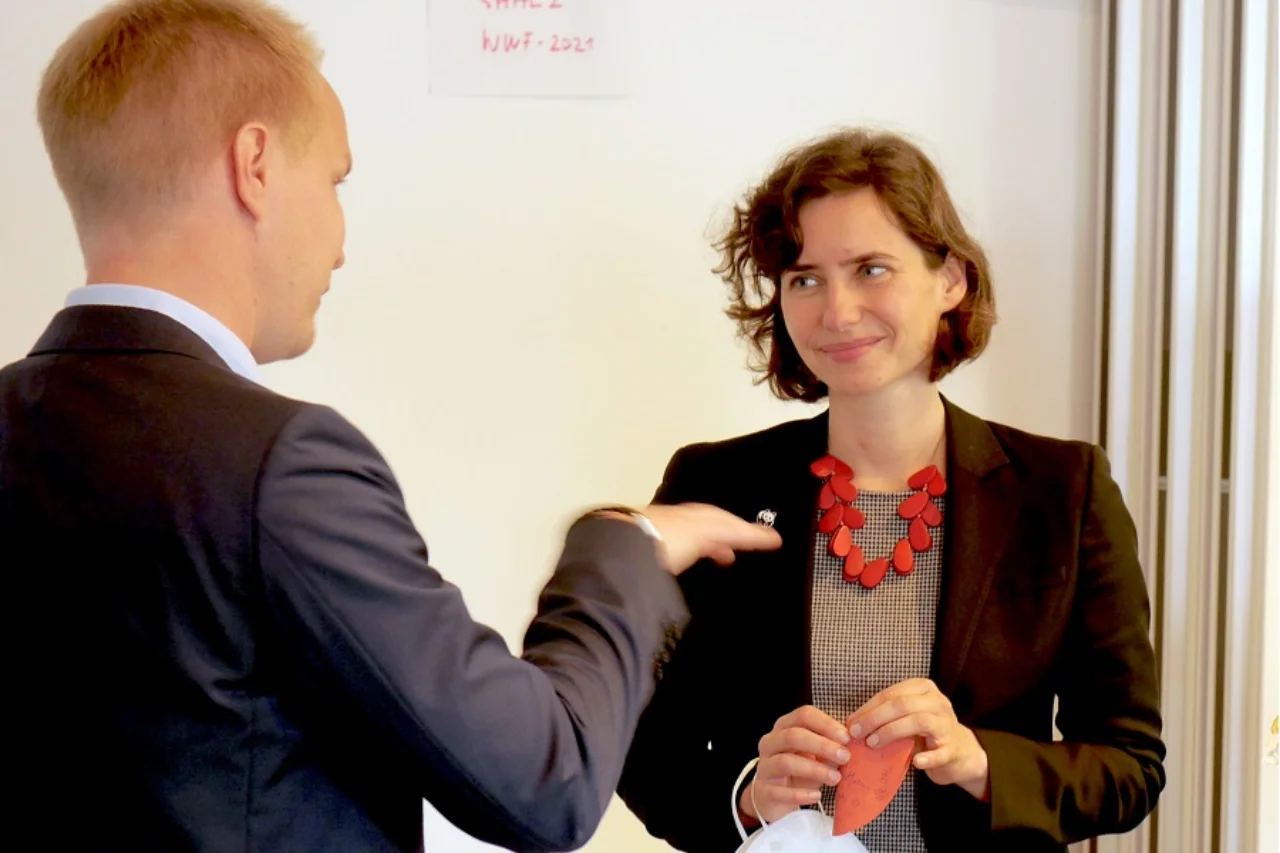 Rebecca Tauer im Dialog