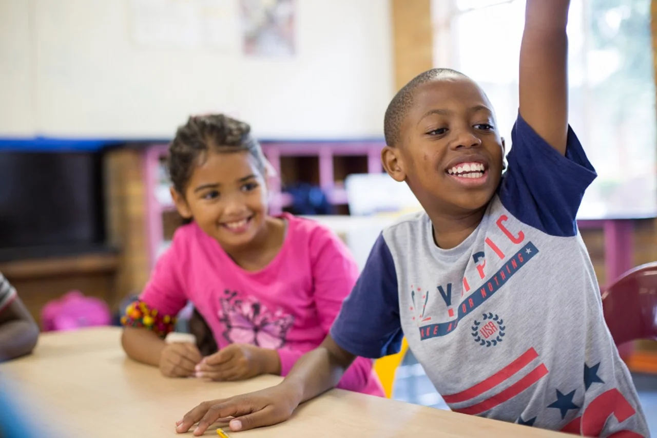Zwei Schüler in einem Klassenzimmer des Sparrow School-Projekts in Südafrika