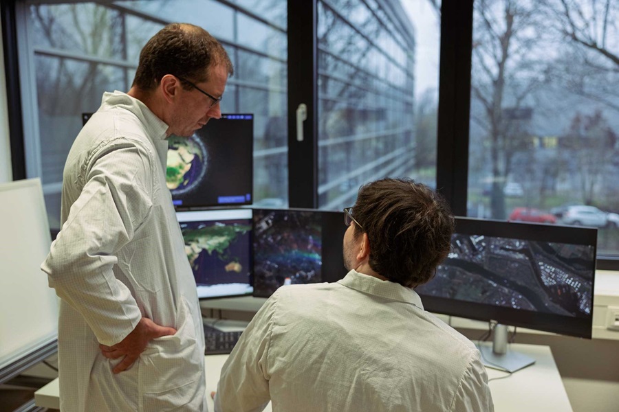 Markus Daiberl und Tom Segert analysieren Satellitendaten