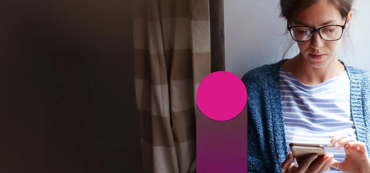 Frau, die ein Smartphone verwendet
