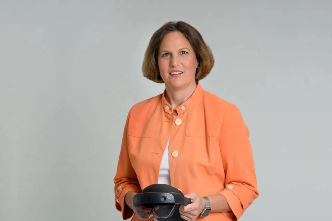 Elizabeth Hyman XRA association mit VR Brille