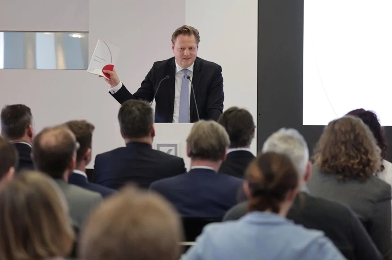 Hauke Burkhardt giving a speech