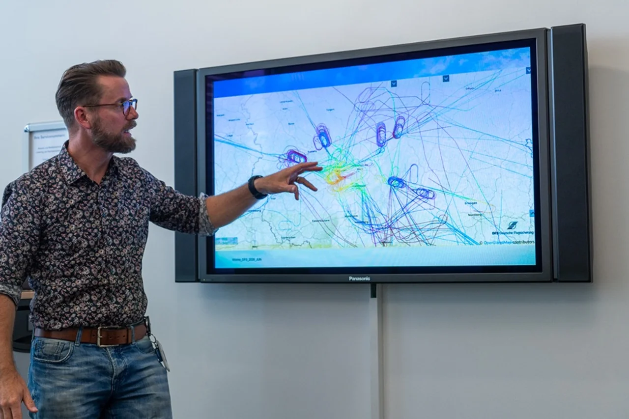 Jörg Buxbaum explaining the heatmap in airspace above Frankfurt airport