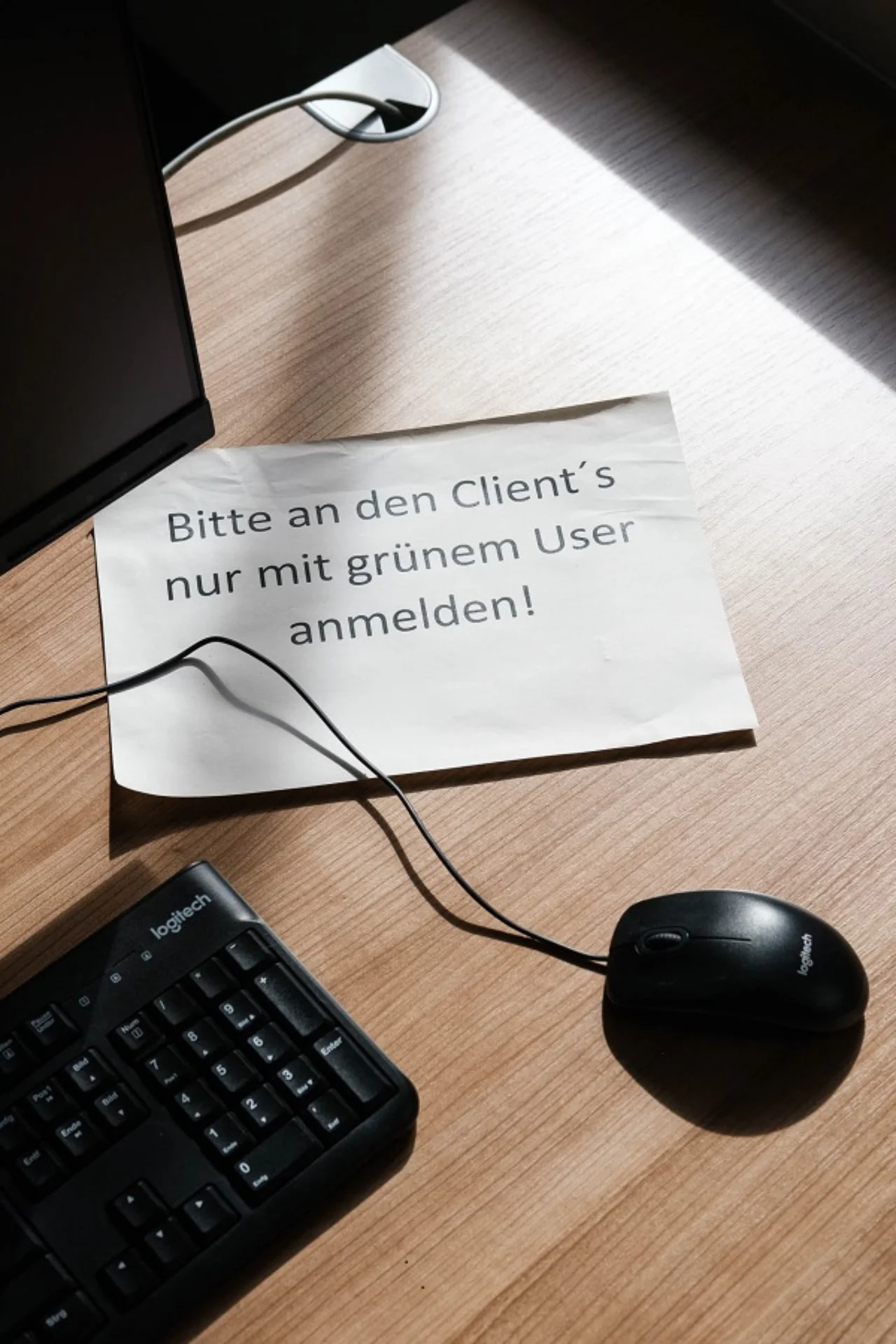 Computer with instructions at Schäfer Shop (c) Heinrich Holtgreve Ostkreuz