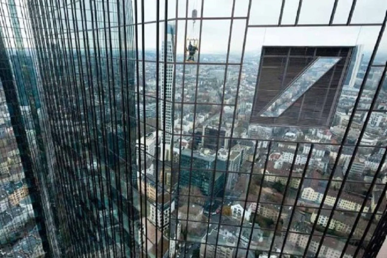 Deutsche Bank Logo an der Unternehmenszentrale, den „Türmen“