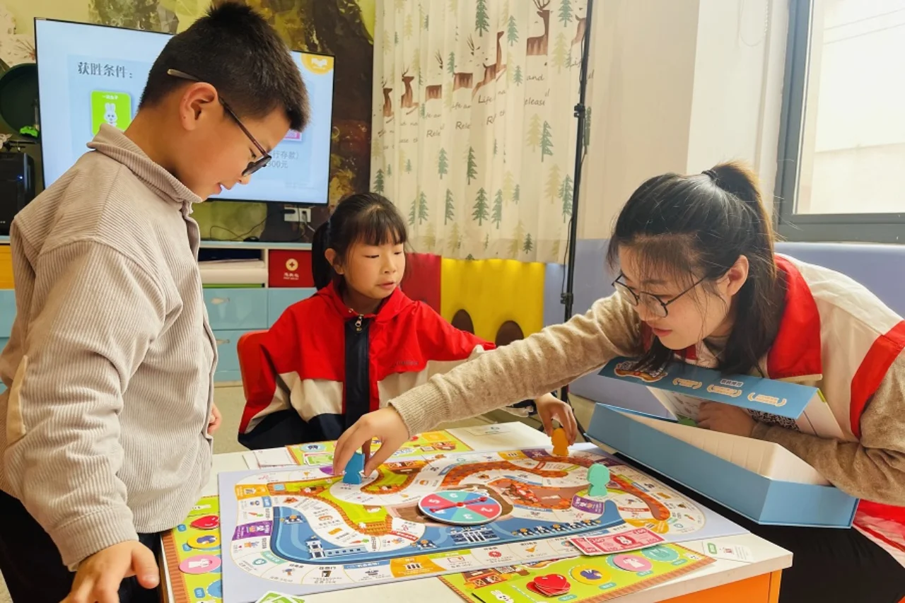 Schüler spielen ein Brettspiel im „Better Education Development Center“.