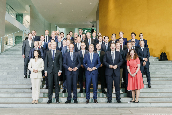 Gruppenfoto deutscher Regierungsmitglieder und Unternehmenslenker