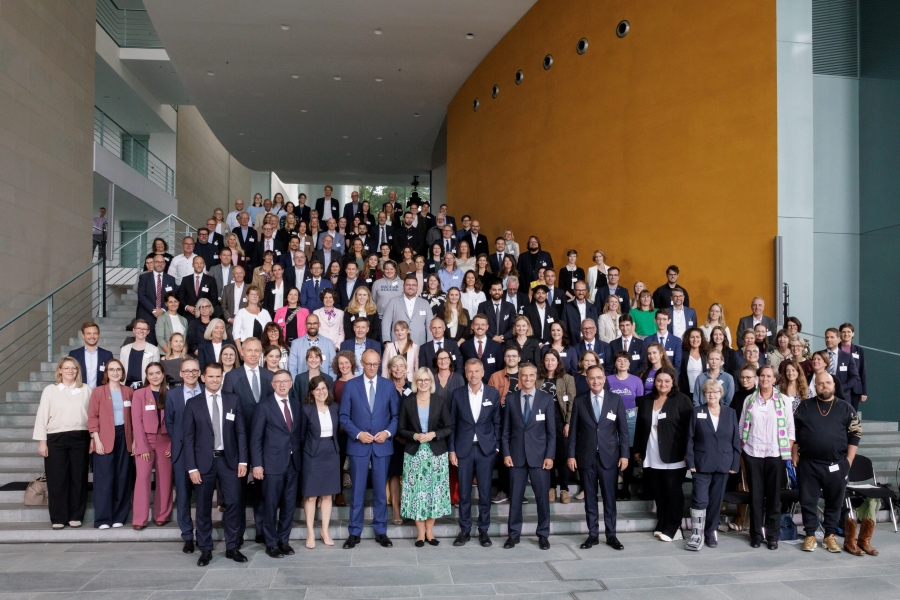 Group picture of the startsocial award ceremony in the Federal Chancellery