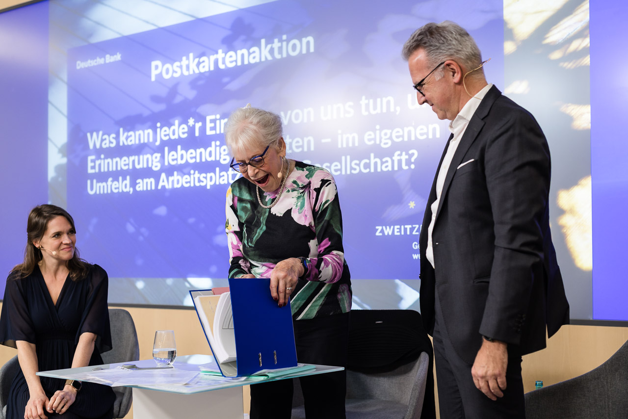 Eva Weyl receives the personnel files of her family