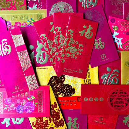 Hongbao, lai see oder ang pow - rote, mit Bargeld gef&uuml;llte Umschl&auml;ge...
